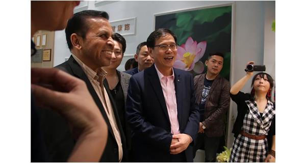 老友重逢叙旧情，斯里兰卡驻华大使莅临进博会荷蓬生科展台，再谈“一带一路”与大健康